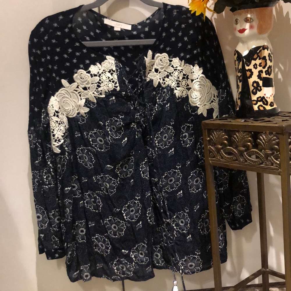 Ann Taylor lace appliqué blouse like new